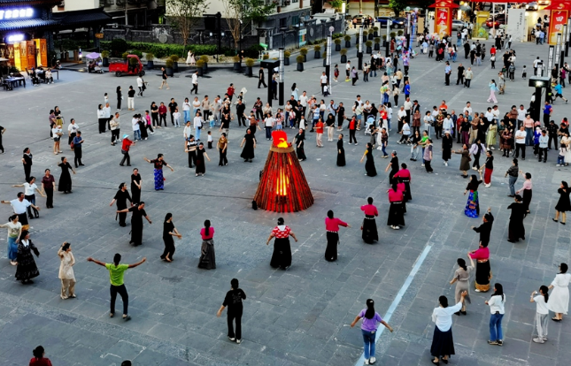 高山花海与雪山共舞，生态旅游热度攀升